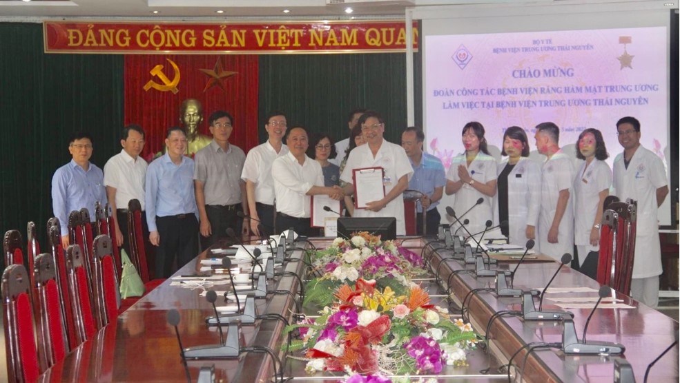 BV RHM TW HN và BV ĐK TW Thái Nguyên kí bản ghi nhớ buổi làm việc